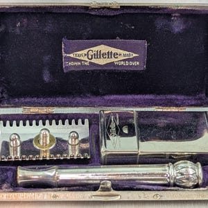 1910 ABC Button Company-Gillette Pocket Edition, manche coquillage conique argenté dans un étui à fleurs argenté vintage, rasoir de sûreté