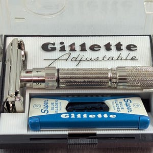 1959 Gillette FATBOY Adjustable Vintage Safety Razor Set in Case with Blade Dispenser Date Code E3