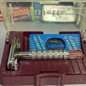 1955 Gillette "HEAVY" RED Tip Super Speed Vintage Safety Razor Set in Case With Blades - Date Code A3