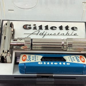 1961 Gillette FATBOY Adjustable Vintage Safety Razor Set in Case with Blade Dispenser Date Code G2