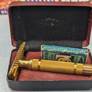 1934 Gillette Gold New Long Comb Red and Black Vintage Safety Razor Set in Case With Blades