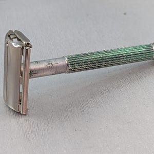 1966 Lady Gillette Custom GREEN Starburst Vintage Safety Razor - Date Code L1