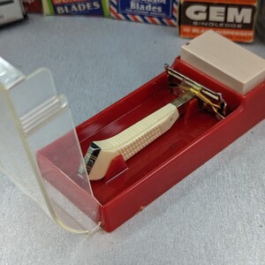 1950s Gem DeLuxe "FEATHERWEIGHT" Vintage Single Edge Safety Razor Set in Case with New Blades