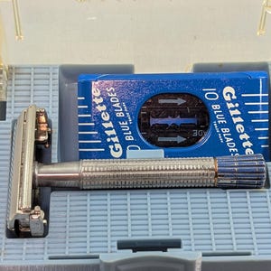 1959 Gillette "LIGHT" BLUE Flare TIP Super Speed Vintage Safety Razor Set in Case with Blade Dispenser Date Code E4