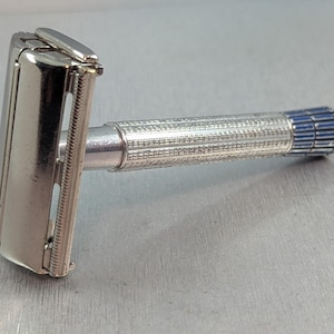 1956 Gillette "LIGHT" BLUE Flare TIP Super Speed Vintage Safety Razor Date Code B1