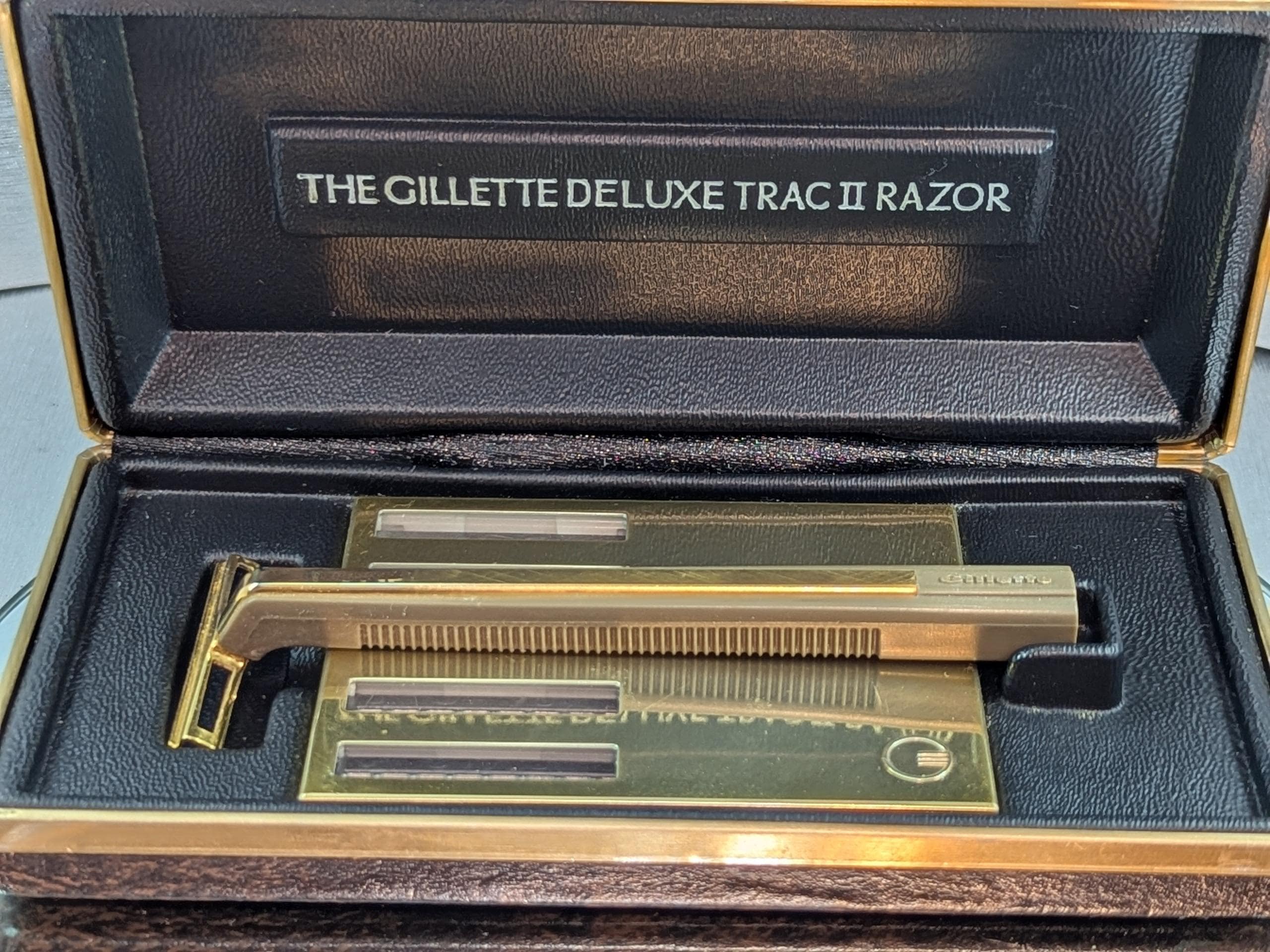1972 Gillette DELUXE TRAC II Gold Cartridge Razor Set in Case With Blades