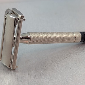 1952 Gillette "BLACK TIP STEEL Handle" Super Speed Vintage Safety Razor - Date Code X2
