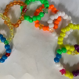 Kinderarmband, Kinderparty Schmuck, Geschenk zum Geburtstag, Stretch Armband, Any 2 für zwei Pfund