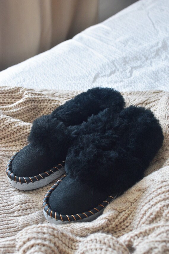 liste grad fuzzy OUTLET Black Sheepskin Slippers - Etsy UK