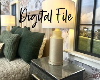 Può includere: Una scena di camera da letto in miniatura con un comodino, una lampada, cuscini e un letto. Il comodino ha un cassetto con un design geometrico e una maniglia dorata. La lampada ha un paralume beige e una base strutturata. Il testo "Digital File" è visibile.