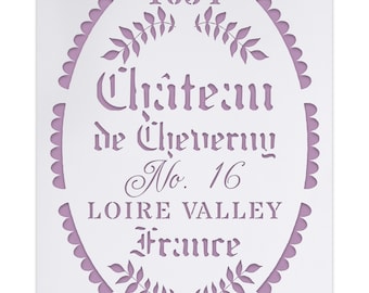 Może przedstawiać: Biała szablon z fioletowym wzorem etykiety dla Chateau de Cheverny Nr 16 Dolina Loary Francja. Etykieta ma owalny kształt z falistym brzegiem i wzorem kwiatowym.