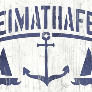 Peut inclure: Une pancarte en bois blanc avec du texte peint en bleu qui dit "HEIMATHAFEN". La pancarte pr&eacute;sente &eacute;galement une ancre bleue et deux voiliers.