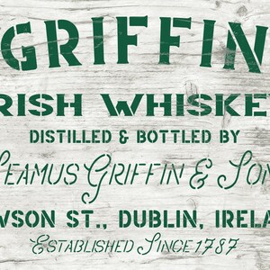 K&ouml;nnte beinhalten: Ein Schild im Vintage-Stil f&uuml;r Griffin Irish Whiskey, ein gr&uuml;n-wei&szlig;es Schild mit dem Text "GRIFFIN IRISH WHISKEY DISTILLED & BOTTLED BY SEAMUS GRIFFIN & SONS DAWSON ST., DUBLIN, IRELAND ESTABLISHED SINCE 1787".