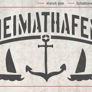 Peut inclure: Pochoir noir et blanc avec le texte "HEIMATHAFEN" en caract&egrave;res gras et carr&eacute;s. Le motif comprend &eacute;galement une ancre et deux voiliers.