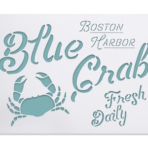 Könnte beinhalten: Blaue Krabben-Schablone mit dem Text "Boston Harbor" und "Fresh Daily" in einer kursivschriftlichen Schriftart. Die Schablone ist blaugrün und zeigt eine Krabbenillustration.