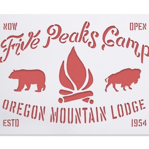 Könnte beinhalten: Eine weiße Schablone mit rotem Text und Bildern. Der Text lautet "Now Open Five Peaks Camp Oregon Mountain Lodge Est. 1954". Die Bilder sind ein Bär, ein Lagerfeuer und ein Büffel.