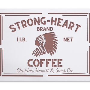 Könnte beinhalten: Eine weiße Schablone mit einem braunen Design eines indianischen Häuptlings im Profil mit einem gefiederten Kopfschmuck. Der Text "STRONG-HEART BRAND 1 LB. NET COFFEE Charles Hewitt & Sons Co." ist ebenfalls im Design enthalten.