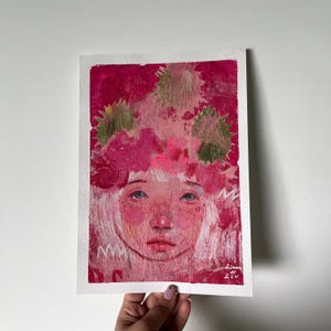 Ritratto originale di una ragazza rosa stravagante, opera d'arte, volto emozionale, umore estivo, senza cornice, carta da disegno acrilica, regalo per un arredamento da sogno.