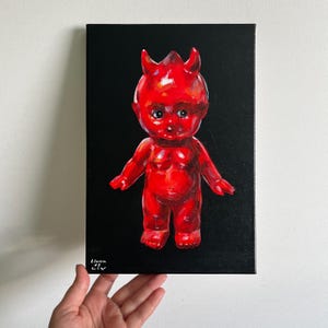 Lalka Kewpie Red Devil Malowanie • Sztuka vintage horroru kiczu • Straszne słodkie akryle na płótnie • Oryginalne dzieło sztuki autorstwa Liona-de-Liv