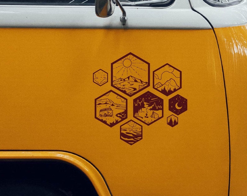 Może przedstawiać: Ż&oacute;łty van z brązowym konturem wzoru plastra miodu po bokach. Każdy sześciokąt we wzorze przedstawia inną scenę na świeżym powietrzu, w tym vana, g&oacute;ry, ognisko i księżyc.