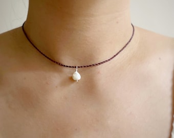 Perlmutt Halskette, kleine Muschel Nugget Choker, zierliche seidige Kordel Halskette, besonderes Geschenk für Sie