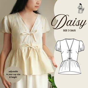Peut inclure: Un patron de couture pour un chemisier blanc avec un ourlet à volants et un détail de nœud papillon. Le patron s'appelle "Daisy" et est disponible en tailles 2-26 US. Le patron est présenté sur un mannequin portant le chemisier.