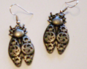 Clockwork Beetle earrings: steampunk earrings with gray beetles made of gears