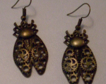 Clockwork Beetle earrings: brass-colored steampunk earrings made of gears