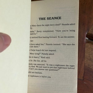 Może przedstawiać: Zbliżenie na stronę książki z tytułem "The Seance" i tekstem o tablicy Ouija i koszmarze. Tekst jest w czerni i bieli.