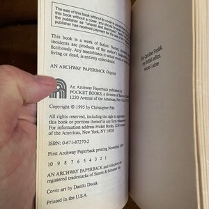 Może przedstawiać: Zbliżenie na informacje o prawach autorskich i publikacji książki w miękkiej oprawie. Tekst zawiera tytuł "An Archway Paperback Original", wydawnictwo "Pocket Books", rok praw autorskich "1995", autora "Christophera Pike'a", ISBN "0-671-87270-2" oraz datę wydania "listopad 1995".