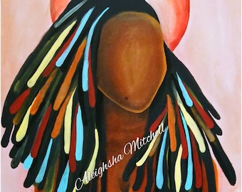 Può includere: Un dipinto di una donna con lunghi dreadlocks colorati. Il viso della donna è oscurato, ma il collo e le spalle sono visibili. Lo sfondo è rosa tenue con un cerchio rosso dietro la testa della donna. Il dipinto è firmato "Aleigsha Mitchell".