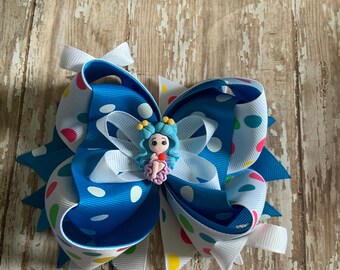 Veelkleurige haarstrik met blauwe polka en prinsessenstuk