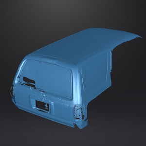 Könnte beinhalten: Ein blaues 3D-Modell der Rückseite eines Autos. Das Modell fehlt Türen und Fenster, aber die Heckscheibe, die Rückleuchten und das Nummernschild sind sichtbar.