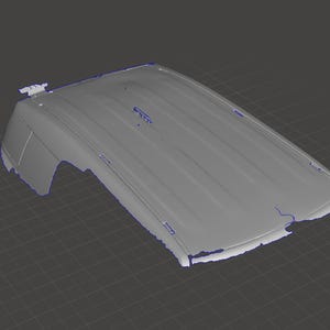 以下が含まれることがあります： 明るいグレーでレンダリングされた車の屋根の3Dモデル。屋根はわずかに湾曲した形状とテクスチャのある表面をしています。