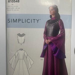 Puede incluir: Patrón de disfraz Simplicity R10548. El patrón presenta un vestido de estilo medieval con mangas largas y cuello alto. El vestido es de color púrpura oscuro con un estampado floral, y el corpiño es negro. Incluye opciones de tallas.