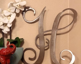 Metalowy monogram literowy – rustykalny znak dekoracyjny do domu, sztuka ścienna