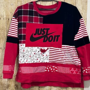 Op de afbeelding: Een witte keramische mok met een zwart handvat en de tekst "But First, Coffee" in een zwarte, vette letter. De mok staat op een wit oppervlak.