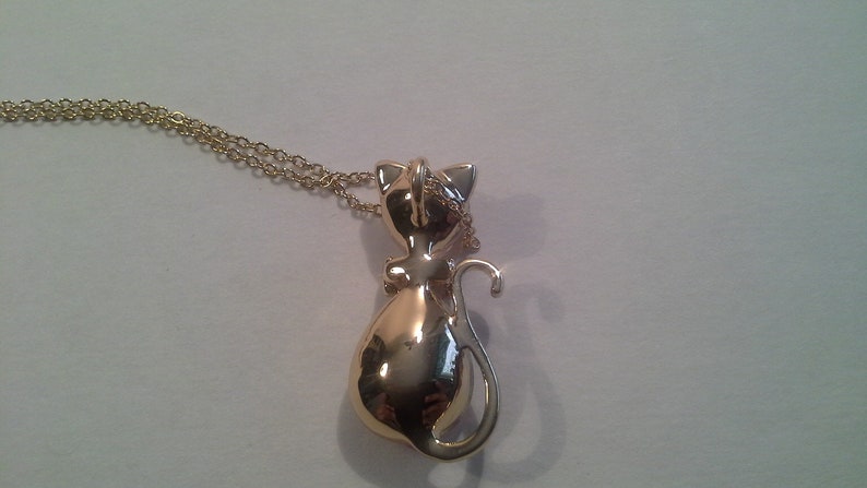 Pink Cat Pendant Necklace with Pear and Heart Shaped Stones 18k Gold Plated Rhinestone Bow Tie and Gold Tone Chain Faceted Pink Stones