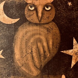 Pu&ograve; includere: Un gufo marrone con grandi occhi &egrave; appollaiato su un ramo su uno sfondo scuro con una luna crescente e stelle. Le piume del gufo sono testurizzate e lo sfondo ha un aspetto invecchiato.