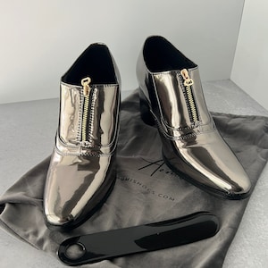 New, Designer, Aomi Italian High Heel mens shoes - mirror finish pewter leather - travel bag - Size 9 (43)
