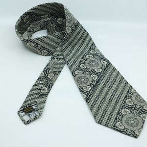 VINTAGE - Forte  polyester fat Necktie -green and white, medallions - 4 1/2 inch blade - 1970s