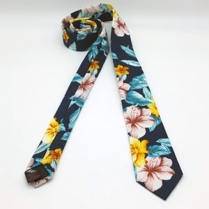 VINTAGE Cedar Wood State skinny tie -  Floral pattern  -  100% cotton - 2 1/4 inch blade - made in Ireland