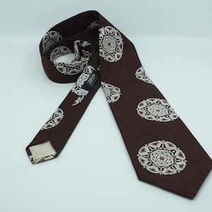 Vintage Montgomery Ward wide tie - Polyester brocade fabric - 4 1/4 inches wide blade - 1970s