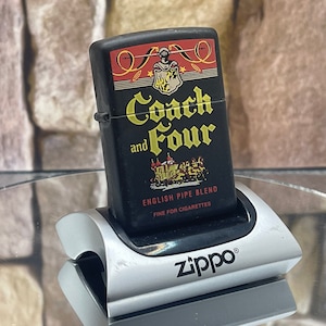 Encendedor Zippo Coach de 1999 y mezcla de tabaco para cuatro pipas. Raro: solo se fabricaron 50 en todo el mundo