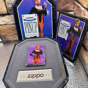 1996 Zippo pin-up aansteker UNFIRED COTY Collectible of the Year Joan MIB Nieuw