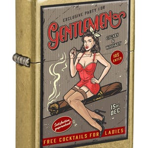 Könnte beinhalten: Ein goldfarbenes Metallfeuerzeug mit einer Grafik im Vintage-Stil. Die Grafik zeigt eine Frau in einem roten Kleid, eine Zigarre und den Text "EXCLUSIVE PARTY FOR GENTLEMEN" und "FREE COCKTAILS FOR LADIES".