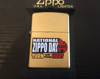 Encendedor Zippo "Turn Up the Heat" de edición limitada con polvo dorado (Zippo, 2005)