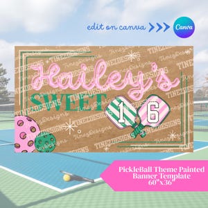 以下が含まれることがあります： 「Hailey's Sweet 16」のテキストが入った、ピックルボールをテーマにしたバナーテンプレート。ピンクとグリーンの要素、ピックルボールのラケットやボールが茶色の背景に配置されています。バナーのサイズは152cm x 91cmです。