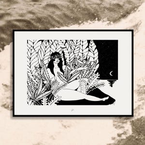 Abstand Kunstdruck | Botanische Frau auf Klippe mit Blick auf Wasser | Mondschein Natur Szene Wand Kunst