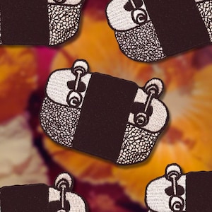 Pode incluir: Uma placa de madeira rústica branca com a palavra "Welcome" em estilo manuscrito. A placa tem um aspeto envelhecido e um elemento floral decorativo. O fundo é uma superfície de madeira desfocada.